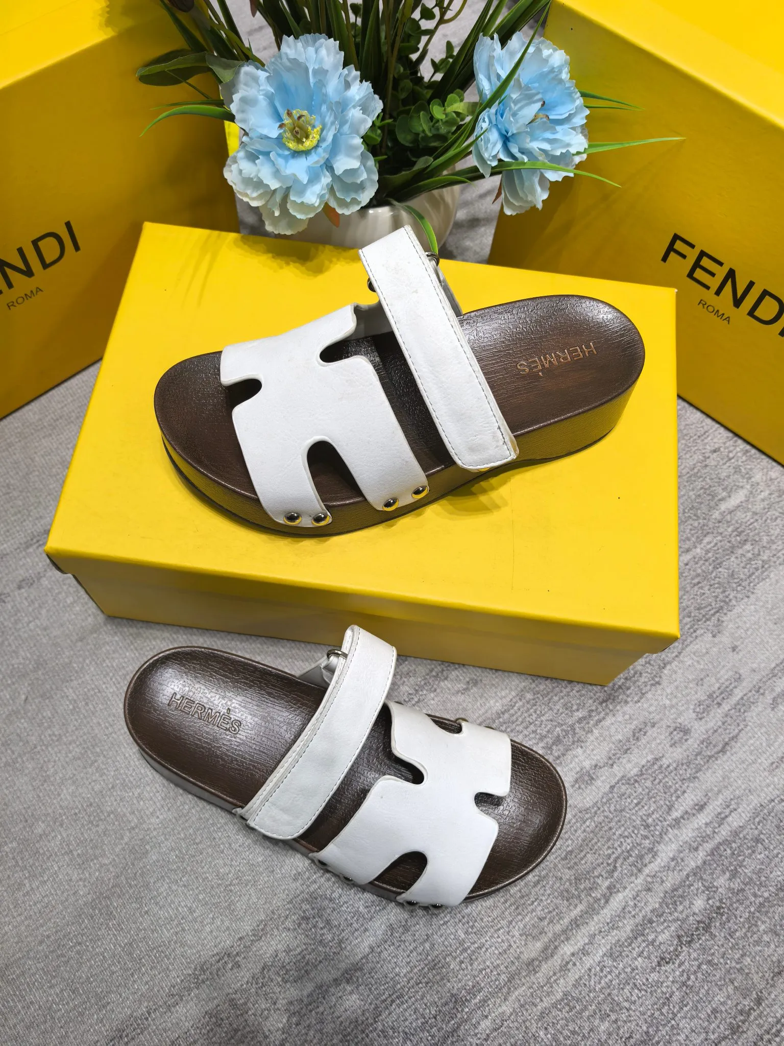 👟👟Ex-factory price 480👟👟Hermes second uncle clog slippers, original development + British retro design, classic and durable! The ultimate 1:1 body shape, imported high-end fabrics showing exquisite texture! Customized A-grade wood sole with mold opening and luxurious packaging! - Unique quality, 35-40 41 42 customized, non-refundable and non-exchangeable